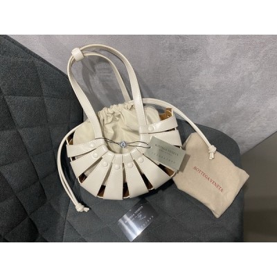 Стильна кожаная женская сумка в стиле  Bottega Venetta Shell mini в молочном цвете арт 1671